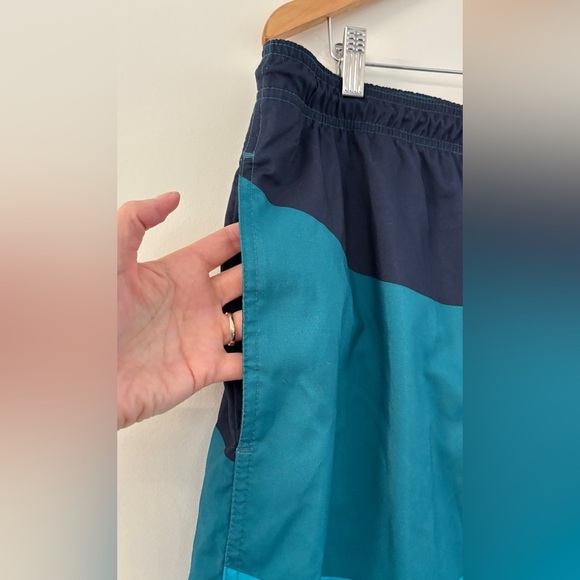Old Navy Men's XL Swim Trunks Drawstring Pockets Blue Waves Pool Beach Vacation - Picture 3 of 9